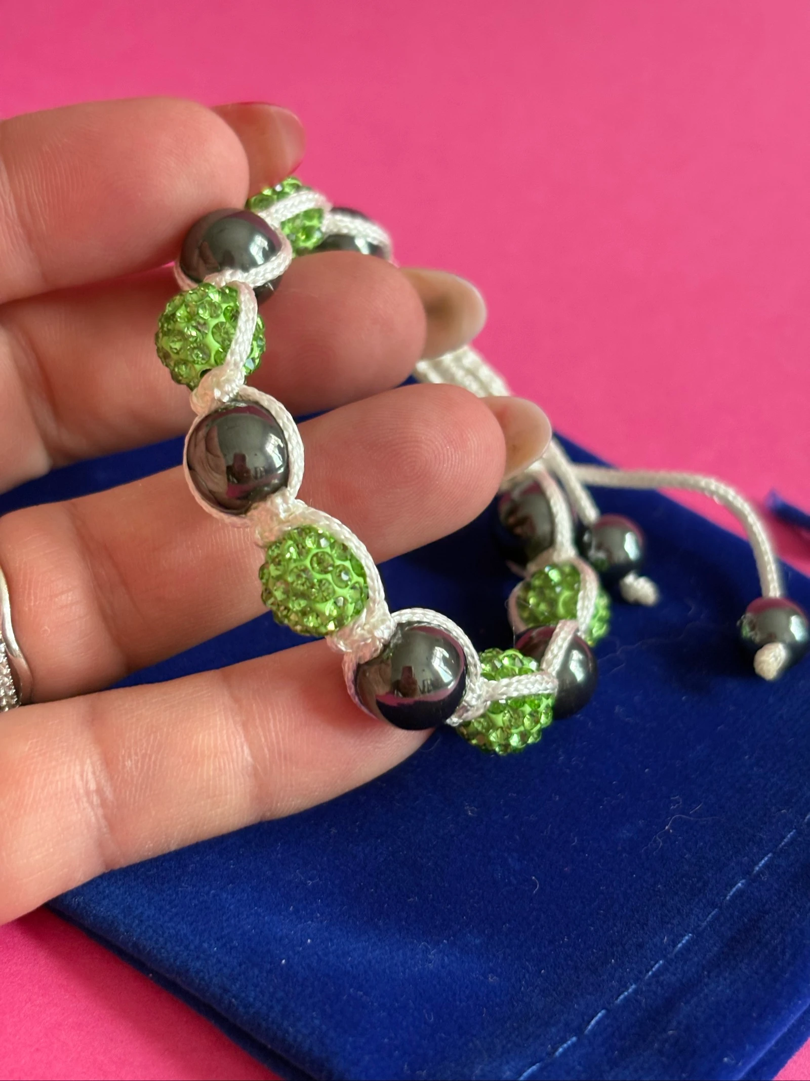 Bracelete tipo Shamballa trançado branco - contas cinzas e strass verdes – photo 3